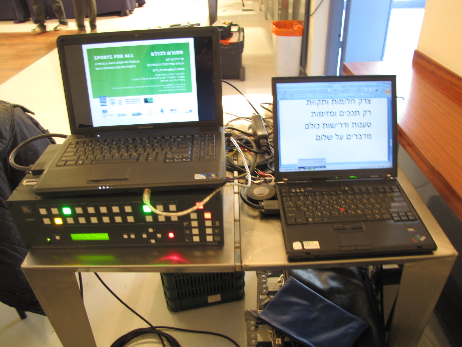Transcription-equipment-subtitles-and-screen-projection-equipment