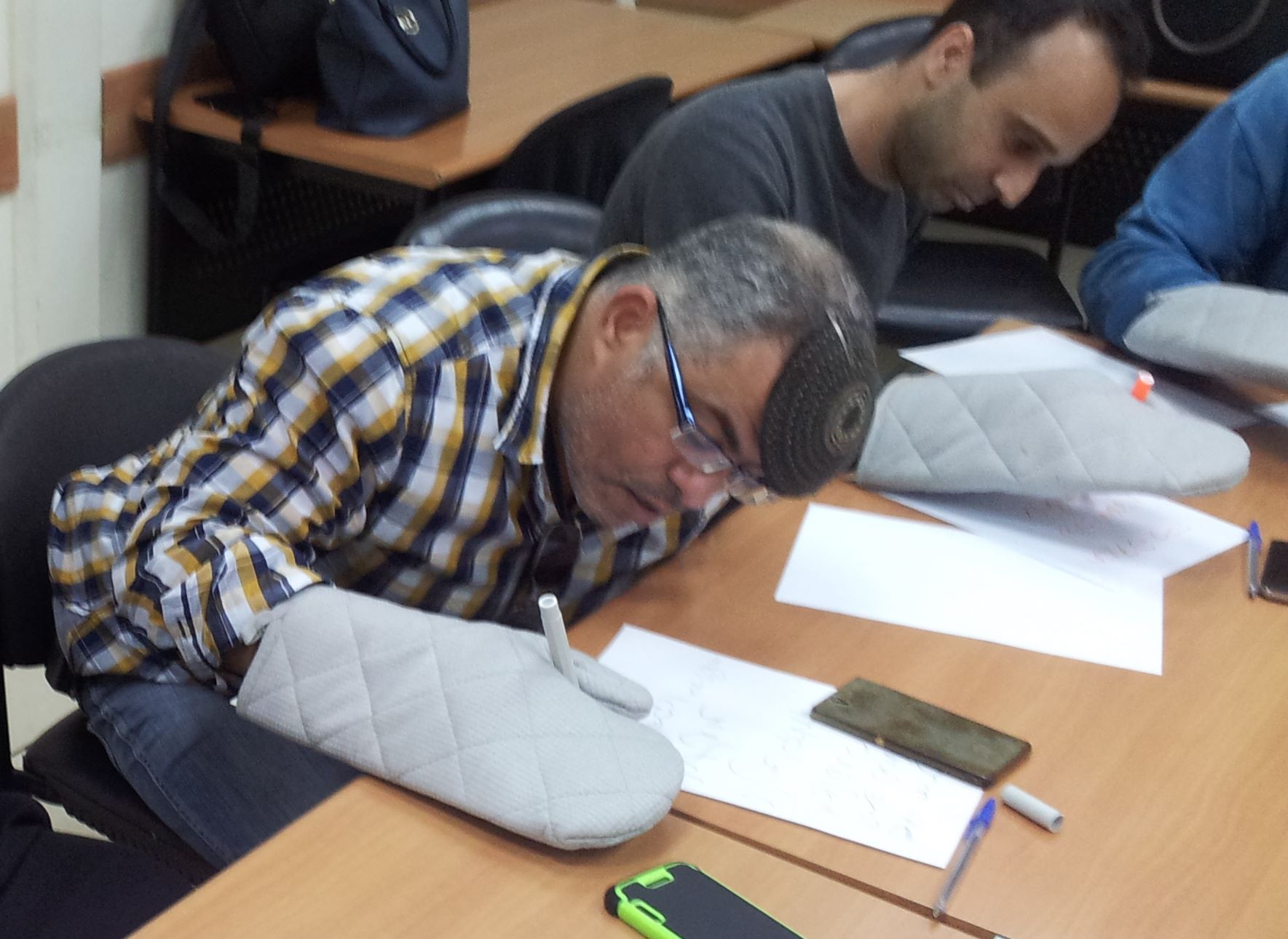 מנסים לצייר ולכתוב עם מגבלה בידיים